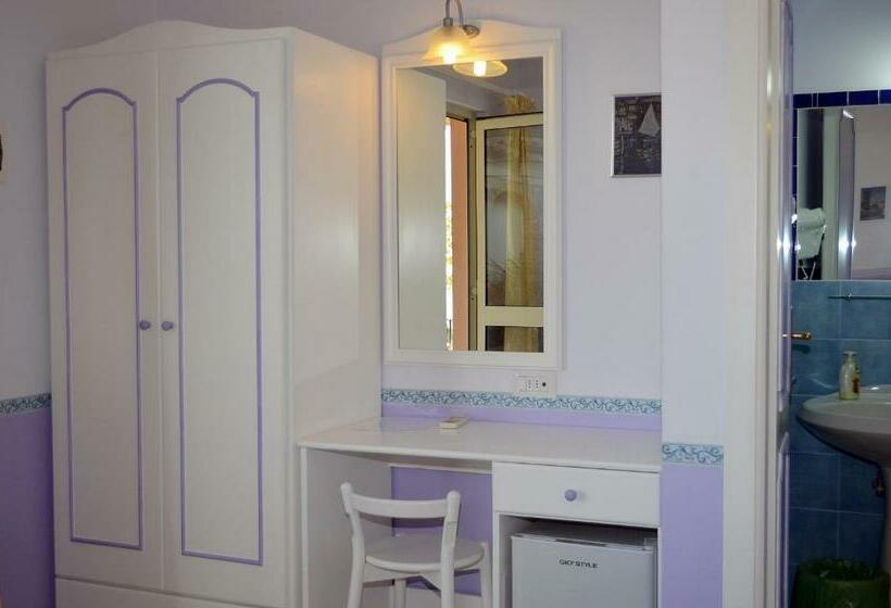 غرفة قياسية مطلّة علي البحر مزوَّدة بتراس, Le Ginestre Di Capri Bb & Holiday House