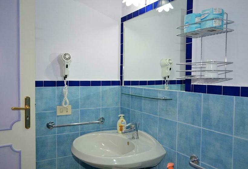 غرفة قياسية مطلّة علي البحر مزوَّدة بتراس, Le Ginestre Di Capri Bb & Holiday House