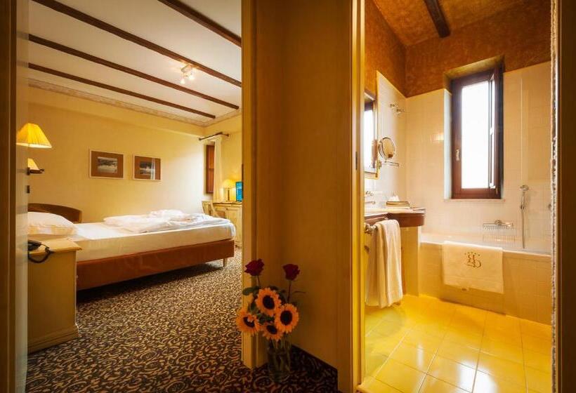 آپارتمان یک خوابه با دری مشترک که هال را جدا می کند., Relais Ducale Spa & Pool