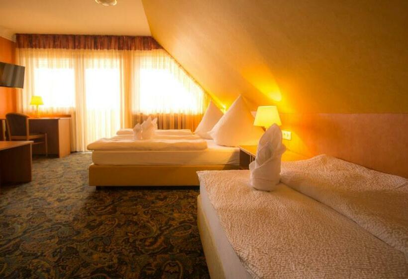 Трехместный Номер Стандарт с Балконом, Restaurant Alpha