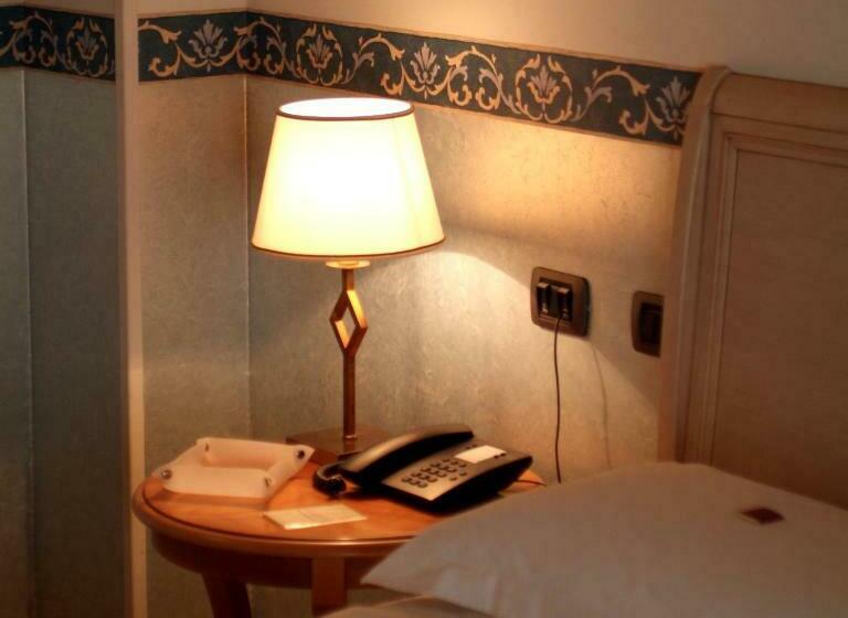 标准三人间, Ristorante Novecento