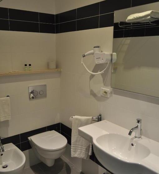 חדר סטנדרט לשלושה, Vienna