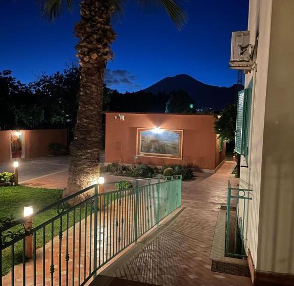 Трехместный Номер Стандарт Вид на Сад, Villa Julia