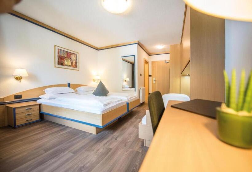 חדר משפחתי, Vitaurina Royal