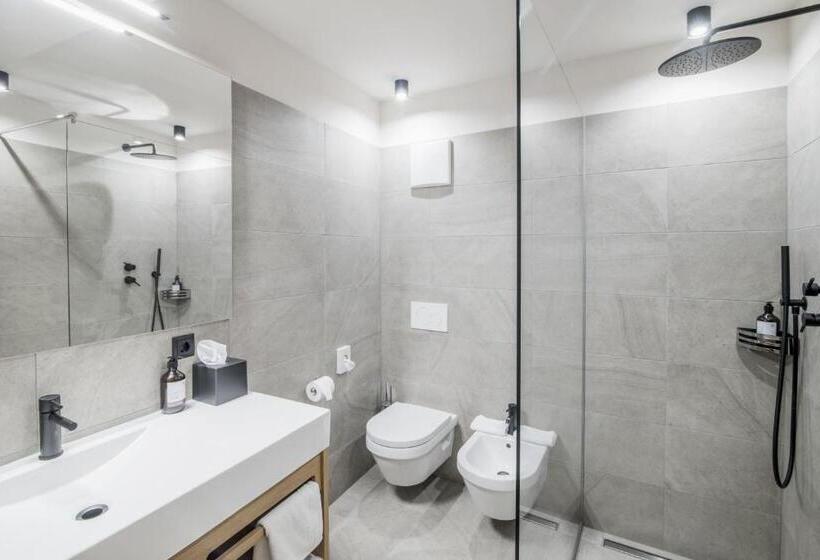 جناح سوبيريور, Wieser