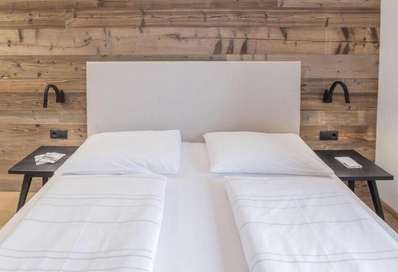 جناح سوبيريور, Wieser