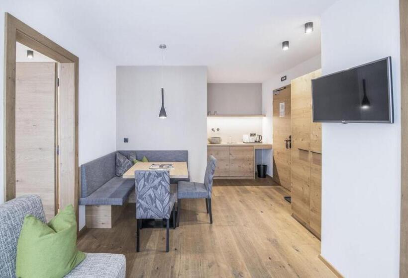 جناح سوبيريور, Wieser