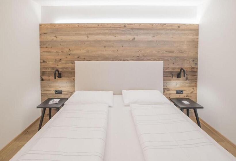 جناح سوبيريور, Wieser