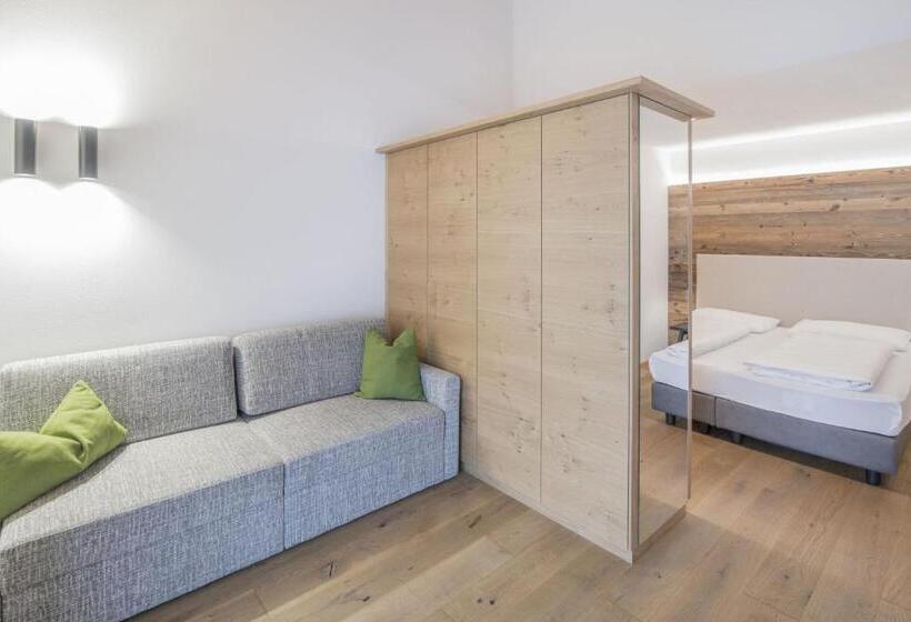 جناح سوبيريور, Wieser