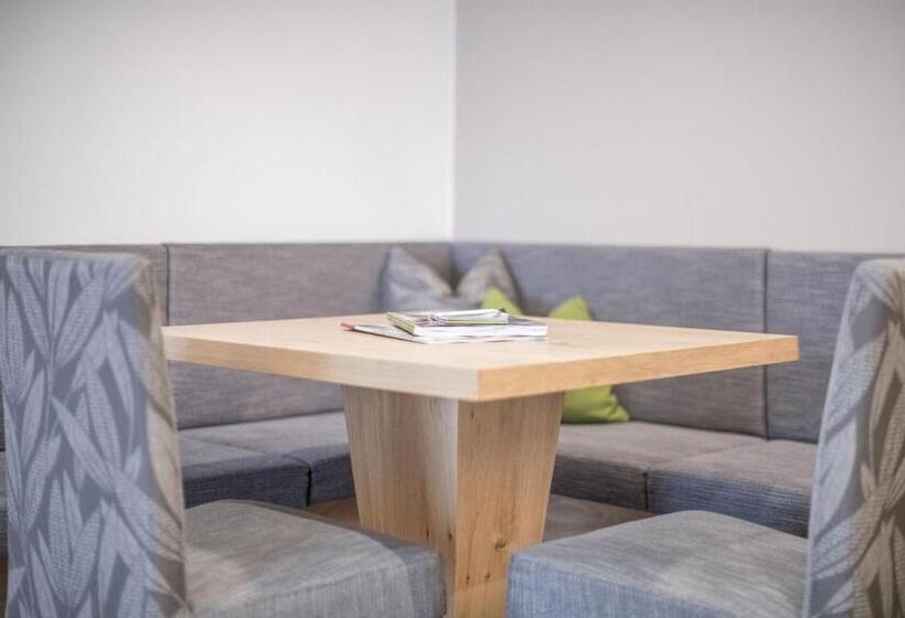 جناح سوبيريور, Wieser