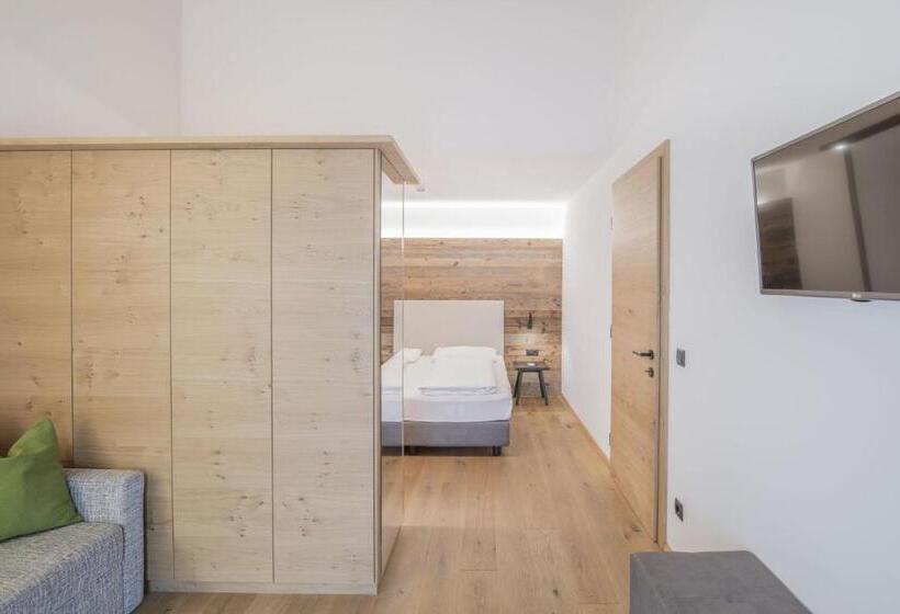 جناح سوبيريور, Wieser