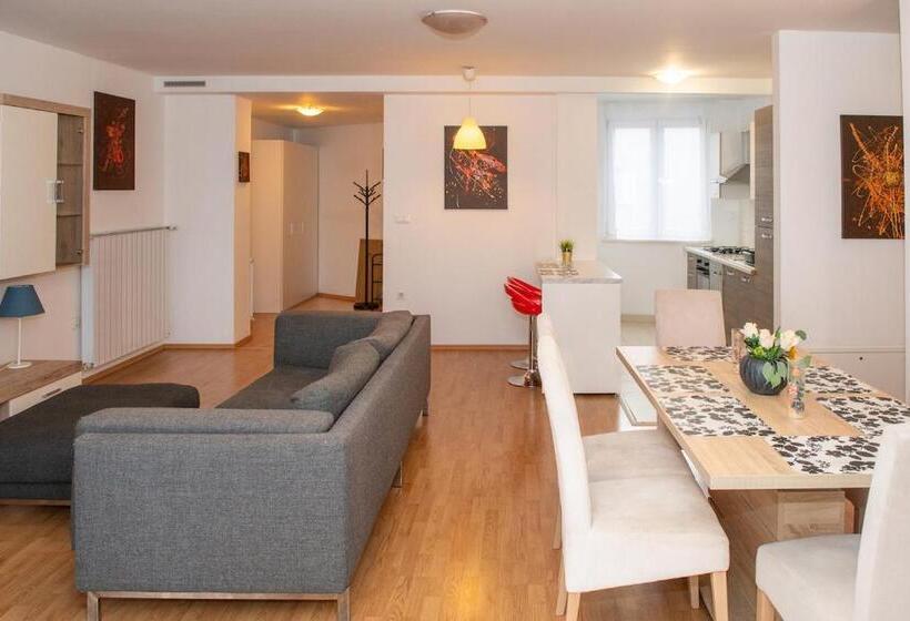 침실 3개 아파트, Amfiteatar