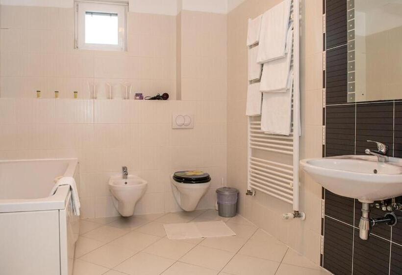 침실 3개 아파트, Amfiteatar