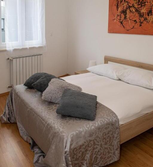 침실 3개 아파트, Amfiteatar