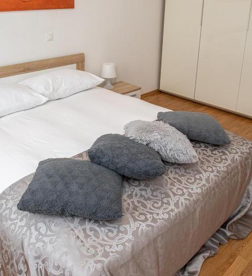 침실 3개 아파트, Amfiteatar