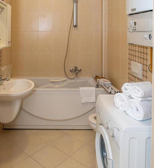 침실 1개 아파트, Amfiteatar