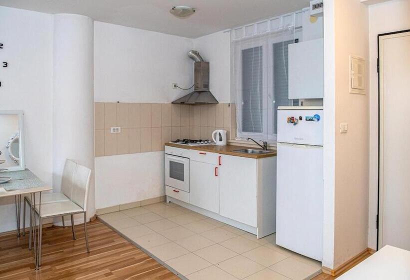 침실 1개 아파트, Amfiteatar