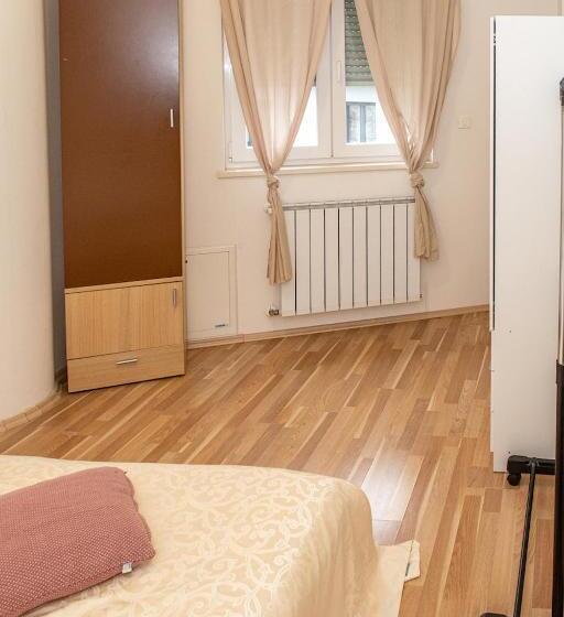 침실 1개 아파트, Amfiteatar