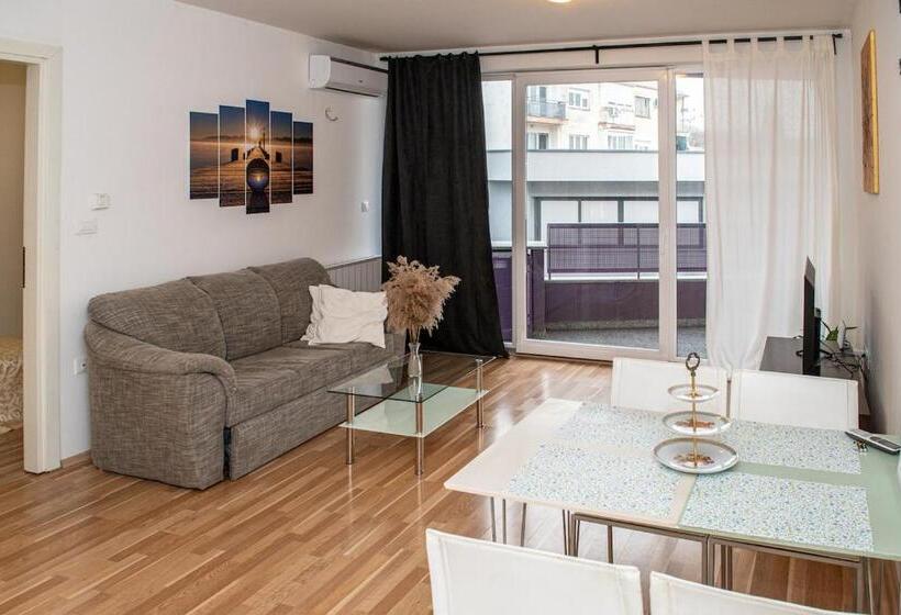 침실 1개 아파트, Amfiteatar