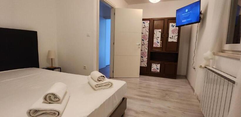 침실 2개 아파트, Amfiteatar