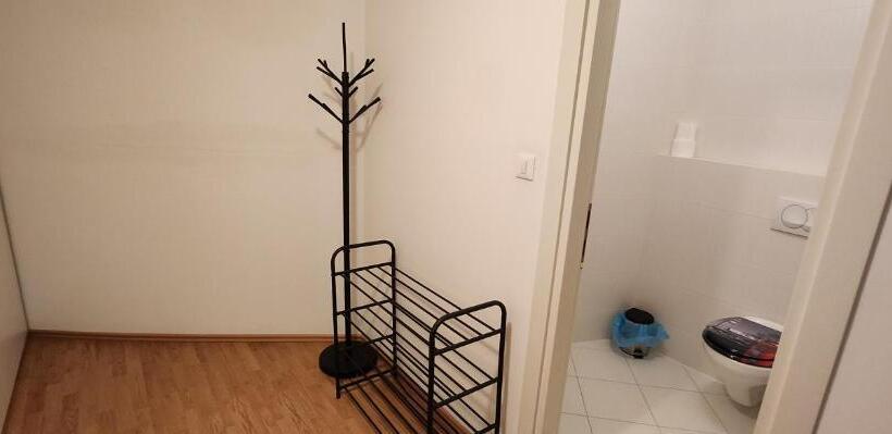 침실 3개 아파트, Amfiteatar