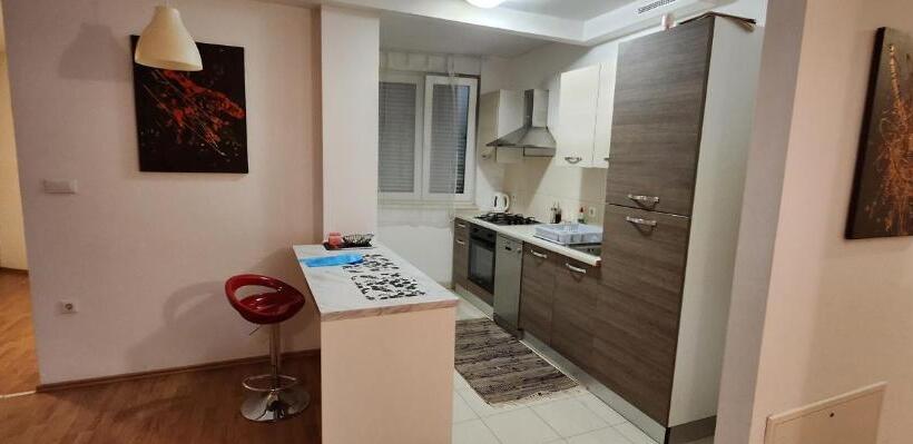 침실 3개 아파트, Amfiteatar