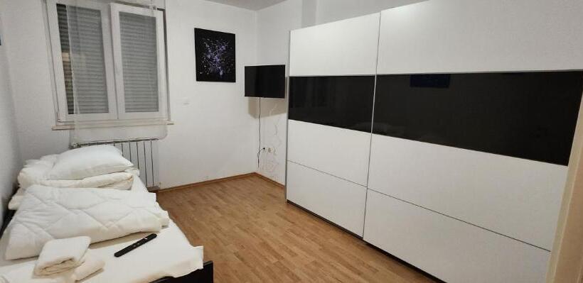 Апартаменты 3 Спальни, Amfiteatar