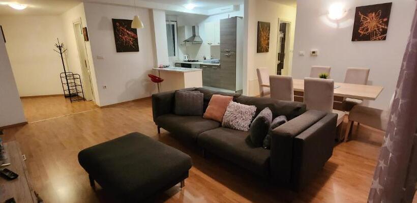 침실 3개 아파트, Amfiteatar