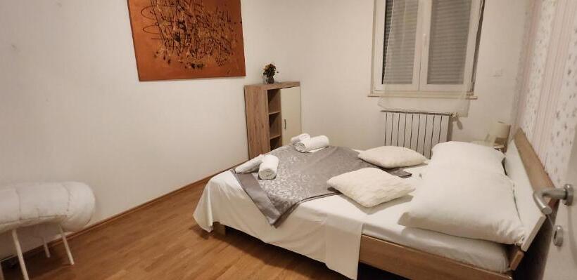 침실 3개 아파트, Amfiteatar