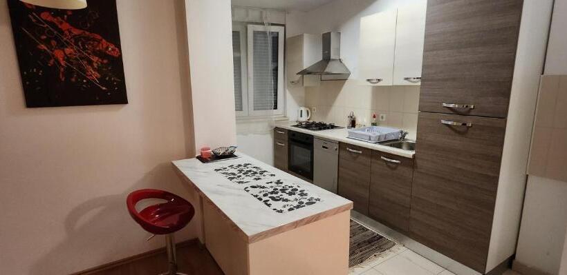 침실 3개 아파트, Amfiteatar