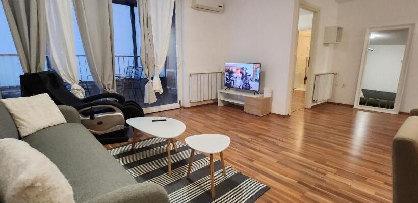 Апартаменты 2 Спальни, Amfiteatar