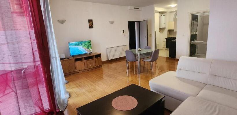 Appartement 2 Chambres, Amfiteatar