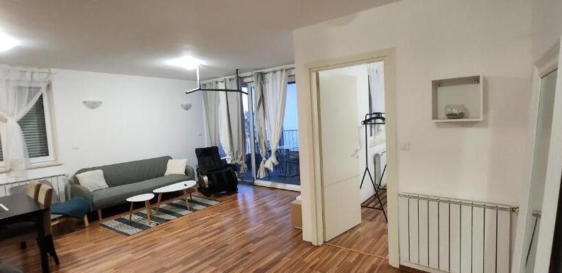 침실 2개 아파트, Amfiteatar