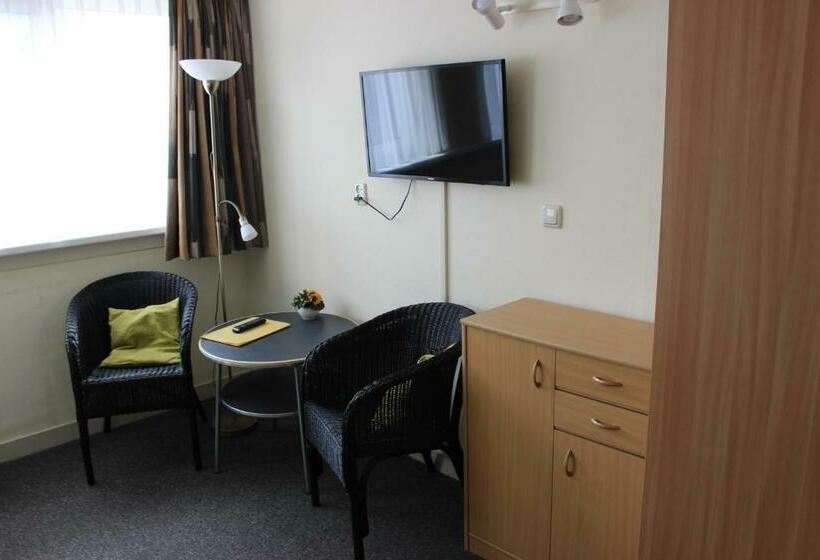 חדר סטנדרט לשלושה, De Klok