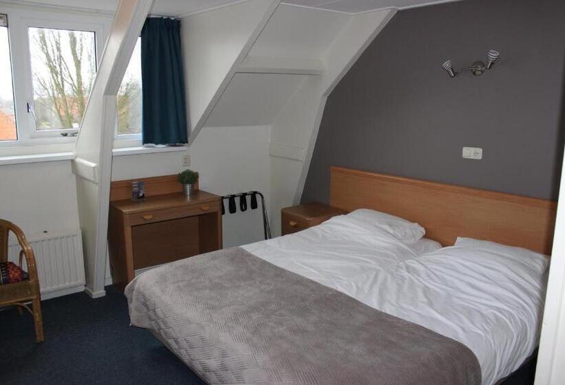 חדר סטנדרט לשלושה, De Klok