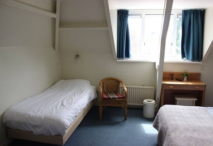 חדר סטנדרט לשלושה, De Klok