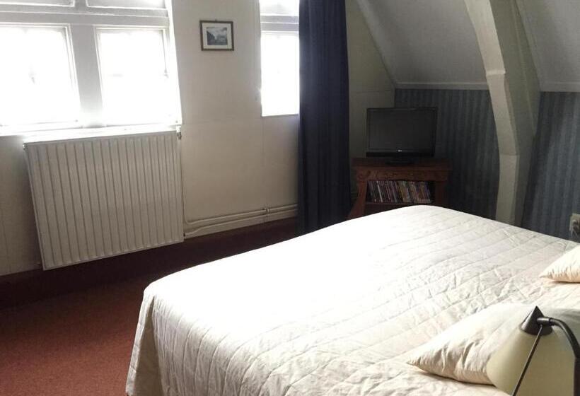 Семейные Апартаменты, Hanzestadslogement De Leeuw, In Het Centrum, Met Een Binnenplaats, Kamers Met Badkamer En Toilet En