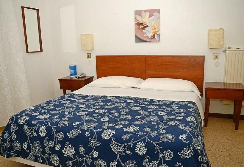 اتاق استاندارد با بالکن, Kinda