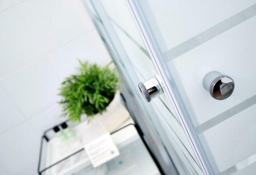 اتاق استاندارد با بالکن, Kinda