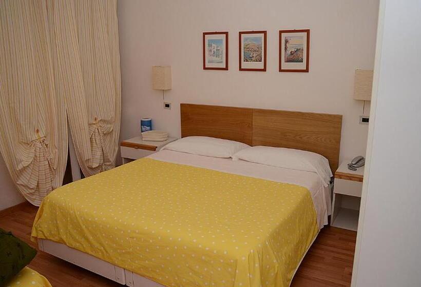 Economy Triple Room, Kinda