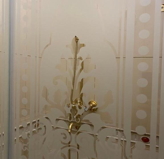 اتاق خانوادگی, Lion