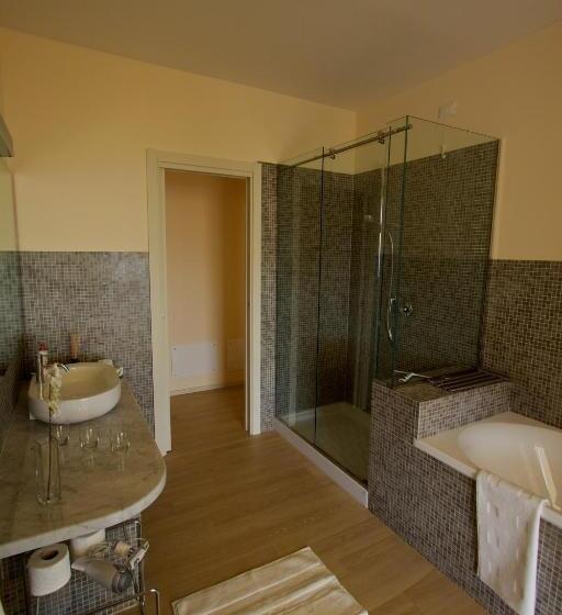 سوییت با چشم‌انداز دریا, Miramare Apartments&suites