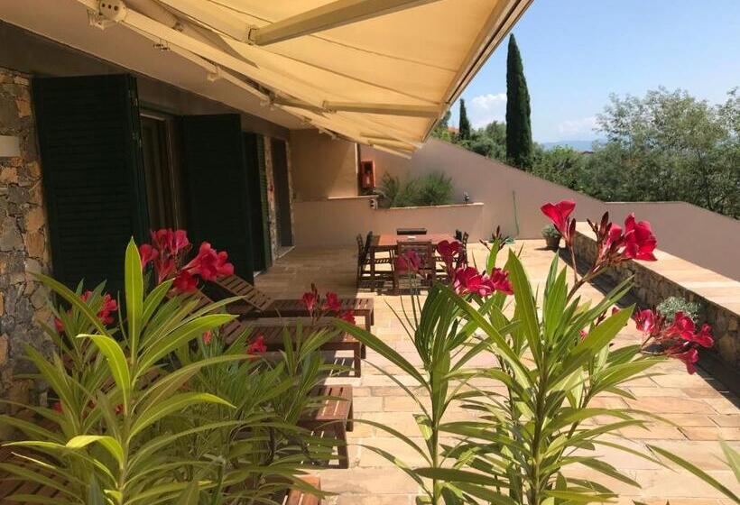 سوییت با چشم‌انداز دریا, Miramare Apartments&suites