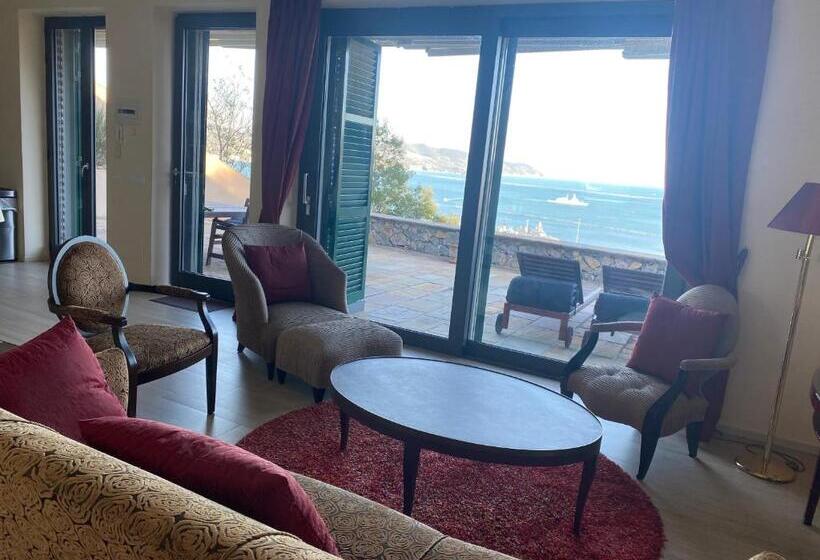 سوییت با چشم‌انداز دریا, Miramare Apartments&suites