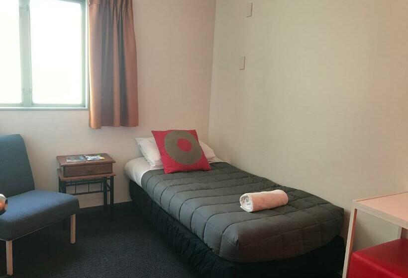 标准单人间, Yha Nelson