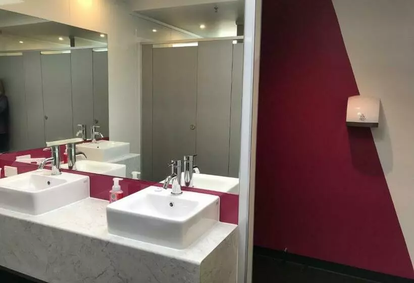 Standard Yhden Hengen Huone, Yha Nelson