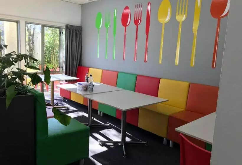Standard Kolmen Hengen Huone, Yha Nelson