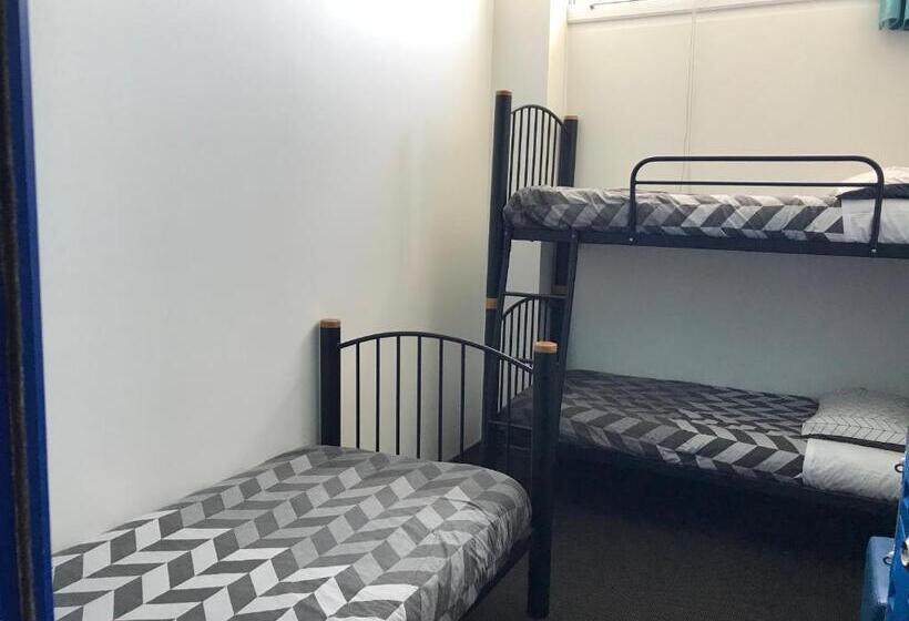 标准三人间, Yha Nelson