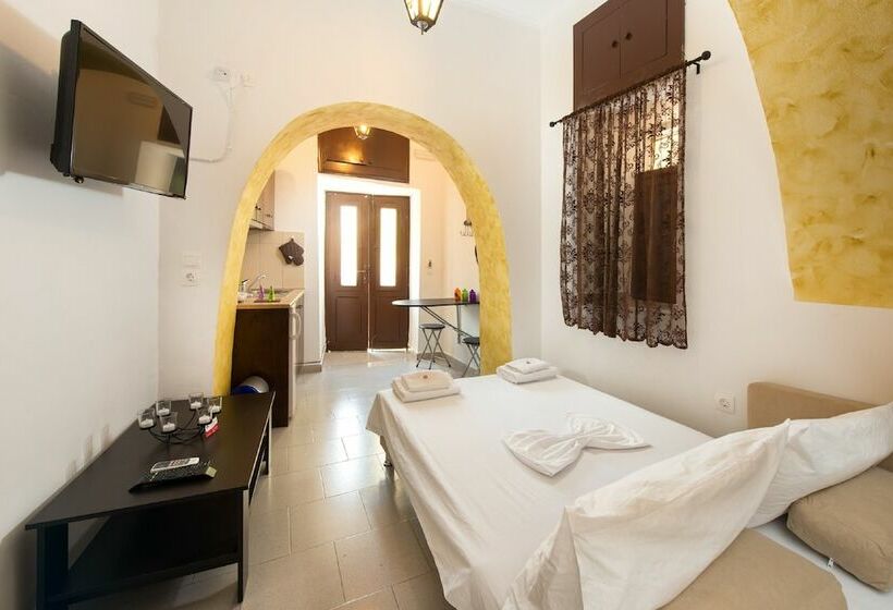 דירת חדר בקומת קרקע, Knights Of The Old Town