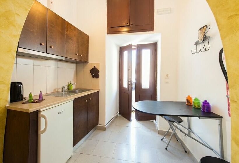 דירת חדר בקומת קרקע, Knights Of The Old Town